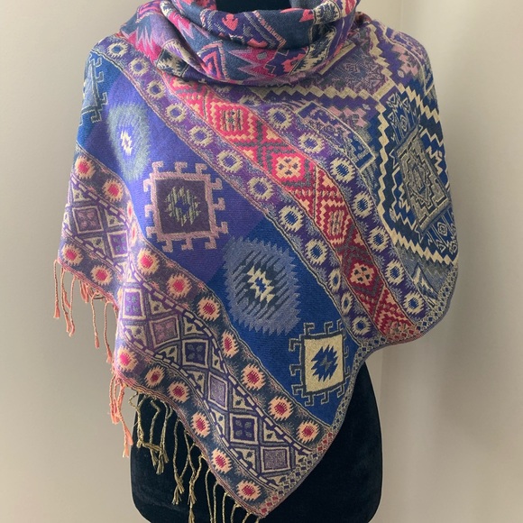 Beautiful Poncho - Picture 1 of 4